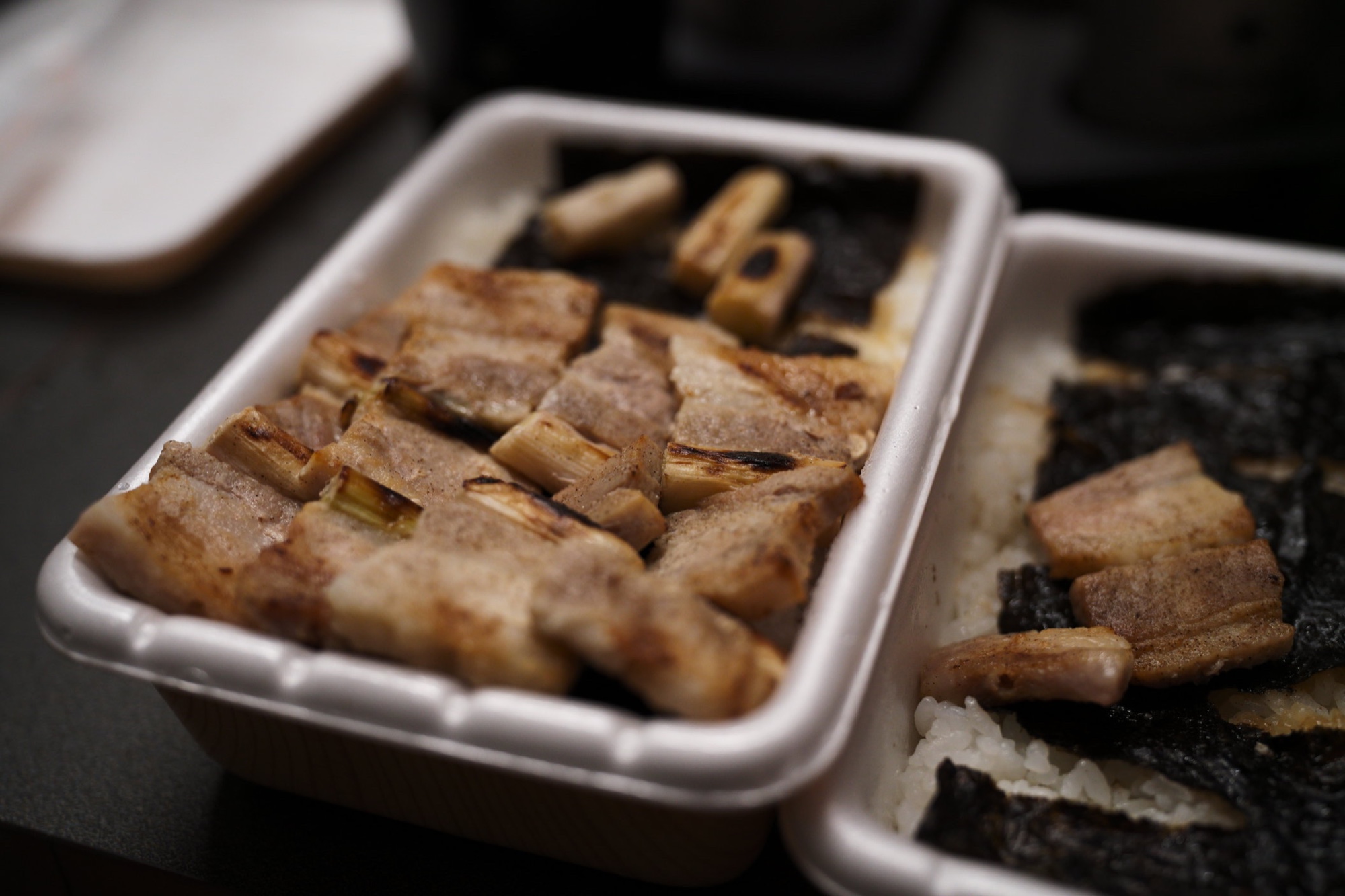 ふたを開けたやきとり弁当
